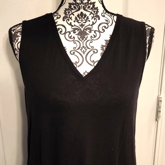 APT.9 V-Neck Droptail Tank - Picture 3 of 4